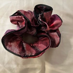 Lululemon light locks scrunchie